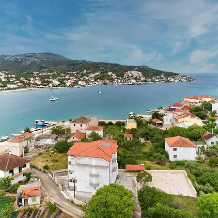 Dzon Beachside Apartment