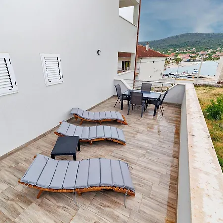 Dzon Beachside Apartment Vinisce