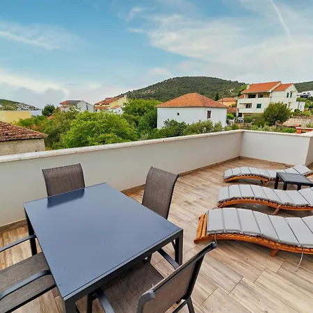 Dzon Beachside Apartment Vinisce