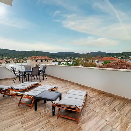 Dzon Beachside Apartment