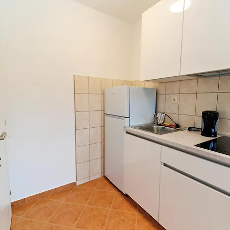 Dzon Beachside Apartment Vinisce