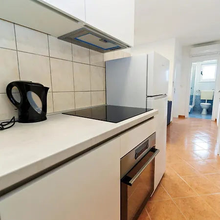 Dzon Beachside Apartment