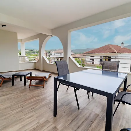 Dzon Beachside Apartment Vinisce