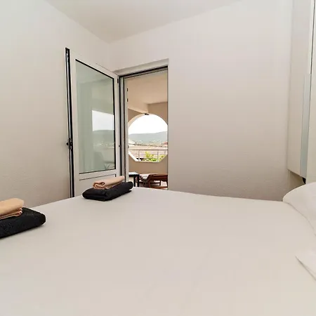 Dzon Beachside Apartment Vinisce