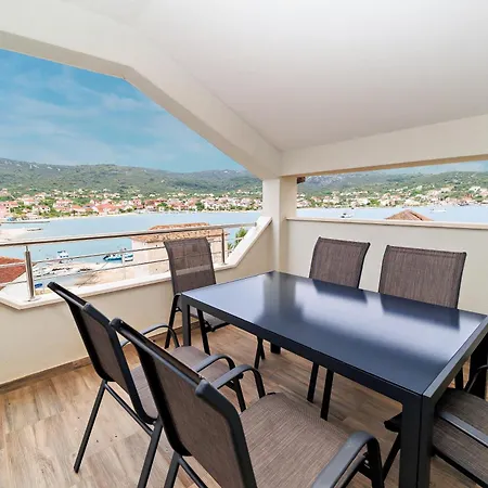 Dzon Beachside Apartment
